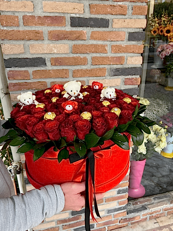 Antalya Lara Çiçek Siparişi - ÇİKOLATA VE AYICIKLARLA SÜSLÜ GÜL KUTUSU