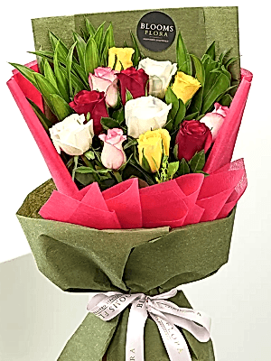  Antalya Lara Çiçekçi - 12 Renkli Gül Buketi