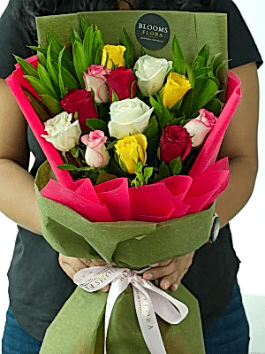  Antalya Lara Çiçekçi - 12 Renkli Gül Buketi