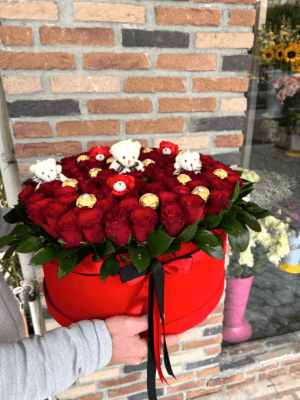 Antalya Lara Çiçek Siparişi - ÇİKOLATA VE AYICIKLARLA SÜSLÜ GÜL KUTUSU